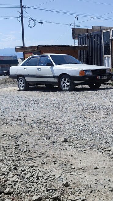дом на калеса: Audi 100: 1985 г., 2.2 л, Механика, Бензин, Седан