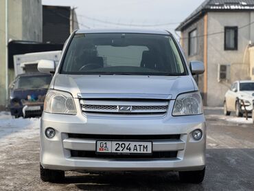 Toyota: Toyota Noah: 2004 г., 2 л, Автомат, Бензин, Минивэн