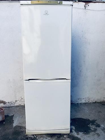 iphone satilir: Indesit markalı, ağ rəngli iki kameralı soyuducu. Alt hissədə — 3