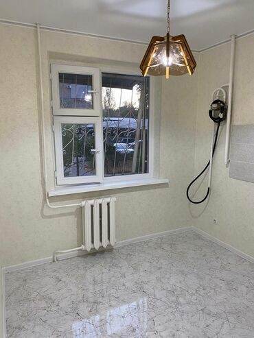 Продажа квартир - Лоджия застеклена - Бишкек: 104 серия, 3 комнаты, 64 кв. м Бронированные двери, Дизайнерский ремонт, Без мебели