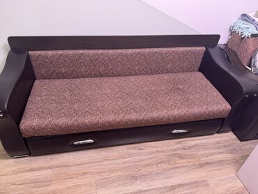 диван в комплекте с креслами: Диван-кровать, цвет - Коричневый, Б/у