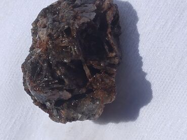 Kristali i minerali: Ovaj prirodni mineralni uzorak prikazuje kombinaciju zemljanih tonova — 40