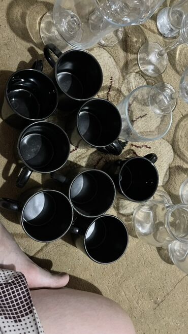 Посуда: Предлагается набор различной посуды, включающий круглые и квадратные — 10