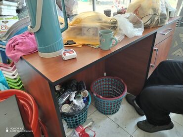 Mebel: Kassa masası. Ölçüsü 140*60 Hündürlük 80 sm TƏCİLİ SATILIR. Gün sonuna