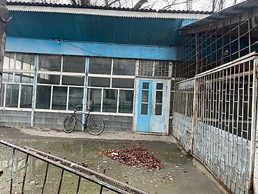 bine atciliqda: Geniş pəncərələri və mavi damı olan bu kommersiya binası müxtəlif — 2