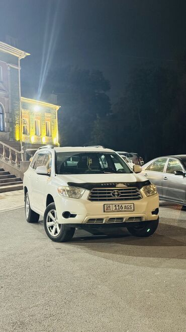 набор инструментов force: Белый внедорожник Toyota Highlander, подходящий для семейных поездок и