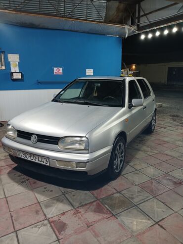 Gümüşü rəngli Volkswagen Golf III hetçbek avtomobili. Kompakt dizaynı