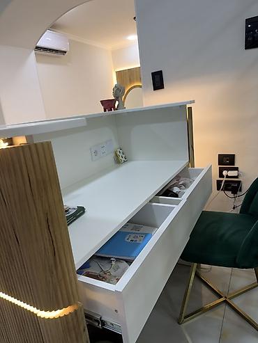 reception masa: Resepsiyon stolu – LED işıqlı, ağ üst səthli və ağ daxili iş — 3