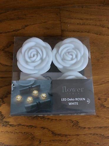 Sveće i svećnjaci: LED dekorativne svećice u obliku belih ruža – set 4 komada (Flower — 4