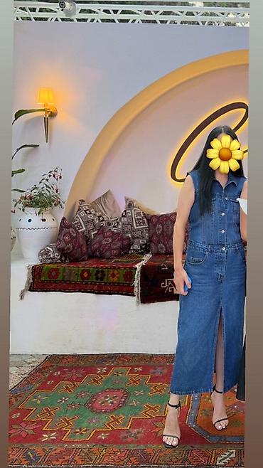 Qadınlar üçün cins (denim) geyim dəsti: - Üst: qolsuz, yaxası düyməli