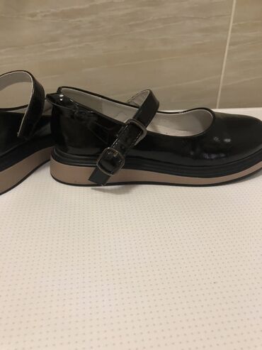 Детская обувь: Б/У туфли!Очень в хорошем состоянии!Сзади на пятке расположен — 5