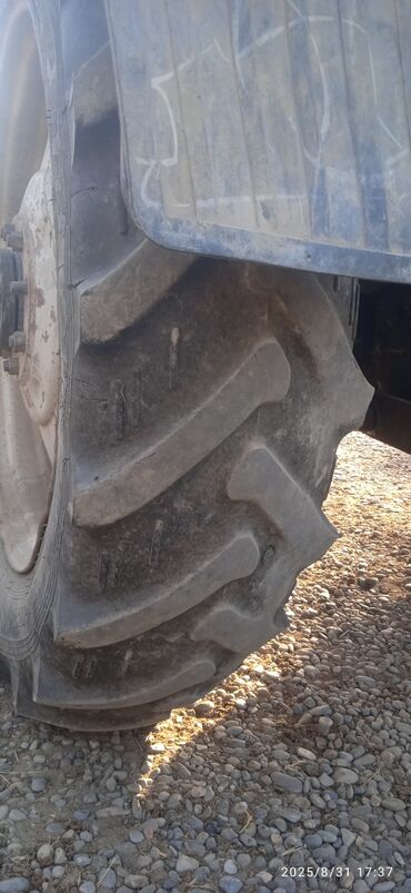 Traktorlar: MTZ Belarus traktoru - Korpus və kabina: Tam ölçülü kabina, günəşə — 6