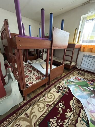 детский трех ярус кровать: Двухъярусная детская кровать, Натуральное дерево, цвет - Коричневый