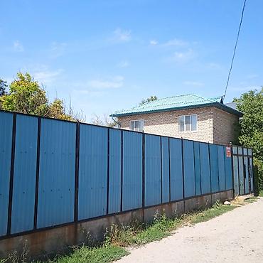контейнерный модул: Продаётся двухэтажный кирпичный дом с приусадебным участком. Основные — 4