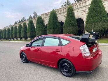 Toyota: Toyota Prius (ikinci nəsil) – hibrid hetçbek - Rəng: qırmızı - Kuzov — 10