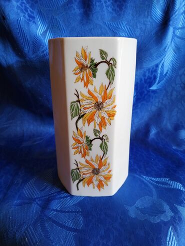Stare vaze i dekor: Vaza nova Zajecar porcelan 70te. Visina. 17,5cm — 5