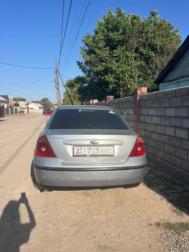 диски на опел: Серебристый седан Ford Mondeo. Автомобиль имеет классический силуэт с