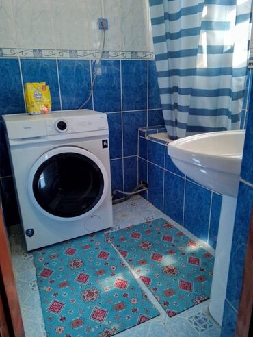 Долгосрочная аренда комнат: - Просторная спальня с двуспальной деревянной кроватью, прикроватной — 5