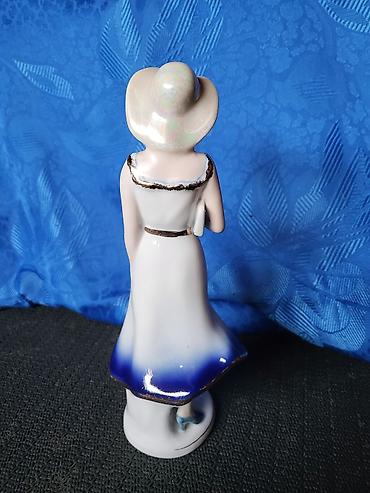 "t nkladeuc 2220.9" models: Figura devojke sa knjigom porcelanska iz 70ih godina. Figura — 10