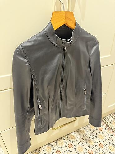qar geyimi: Qadın 100% dəri gödəkçə. Massimo Dutti. Ela veziyyetde. 
Olcu xs — 9