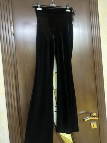 qaqa stili: Qara rəngli, hündür belli, geniş balaqlı (flare) şalvar. - Material
