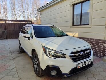 домкраты на авто: Белый кроссовер Subaru Outback с современным дизайном. Автомобиль