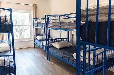 neftcilər: Baki da en ucuz Hostel Yataqxana! 1 gun cemi 5AZN Gel çim yat — 4