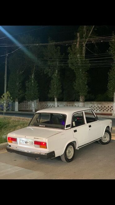 Rover: VAZ 2107 sedan – ağ rəng, klassik kuzov dizaynı, 4 qapı. SALAM Vez