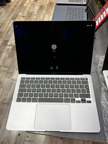 Apple MacBook: İşlənmiş Apple MacBook, 13.3 ", Apple M1, 256 GB