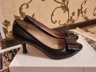 каблок туфли: 2 туфли . 36 -размер ( маломерки, каблук 5 см., без запаха, почти