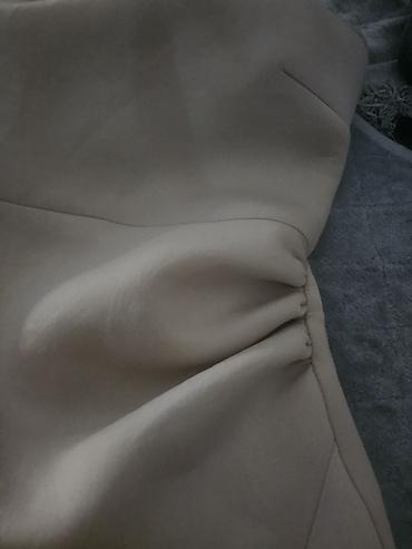 roza torba: Elegantna bež haljina – brend Tondy, veličina S - Kroj: mini dužina — 3