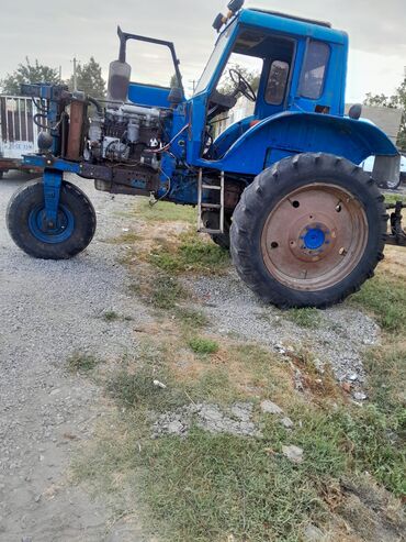 disq təkər: Kənd təsərrüfatı işləri üçün istifadə olunan mavi rəngli traktor. Bu