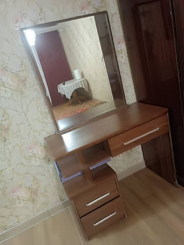 бортик на кровать: Туалетный столик из коричневого дерева с большим прямоугольным