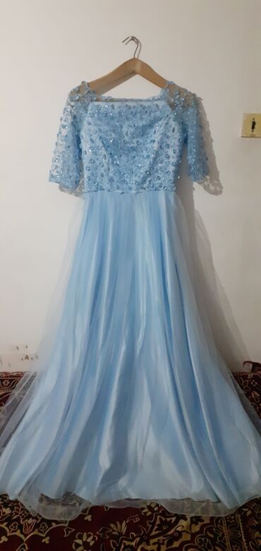 İnformatika: Mavi rəngli uzun ziyafət/libas - Rəng: Açıq mavi (pastel, “baby blue”