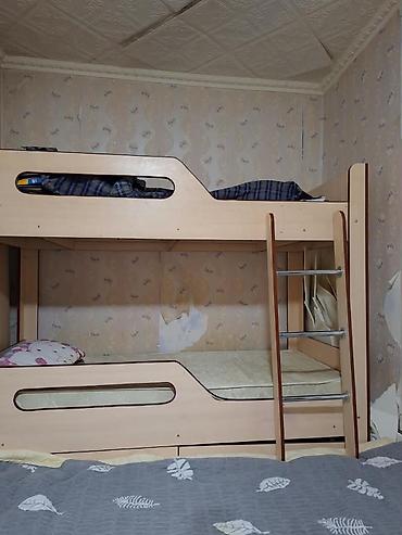 выдвижной ящик: Двухъярусная кровать из ЛДСП светлого древесного оттенка. кровать в — 3
