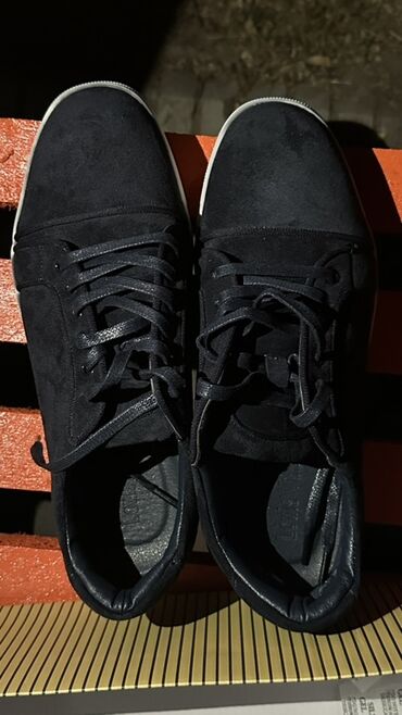 мужские туфли с красной подошвой: Мужские низкие кеды Christian Louboutin темно-синего цвета с белой