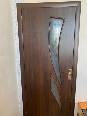 Входные двери: Şüşə elementləri ilə tamamlanmış qəhvəyi rəngdə taxta qapı. Qapı