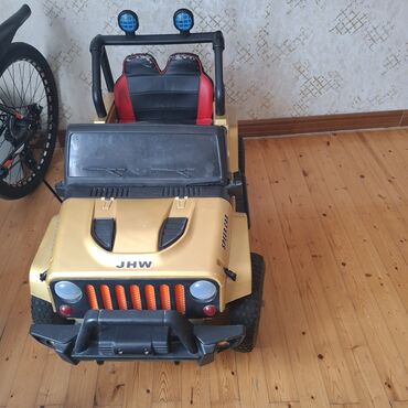детские машинки на педалях: Dinamosu yanıb,4motorlu,tekerleri kamerdi.yaxsı dözümlü maşındı