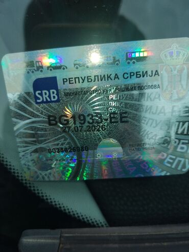 Mini: Mini Cooper, crvene boje, trovratni hečbek. Glavne karakteristike: - — 1