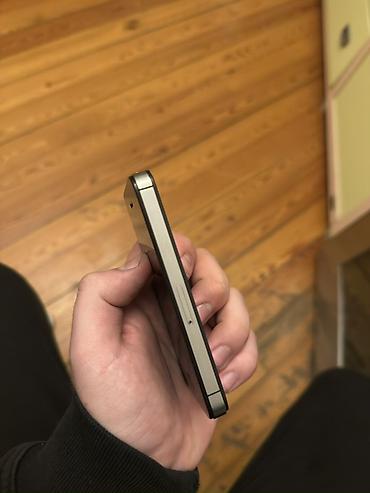 Apple iPhone: IPhone 4S, Qara — 4