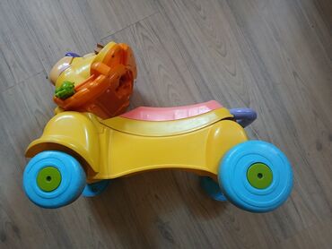 harmonika za decu dexy co: Dečija igračka "lav" za vožnju, žute boje, sa sedištem u roze i