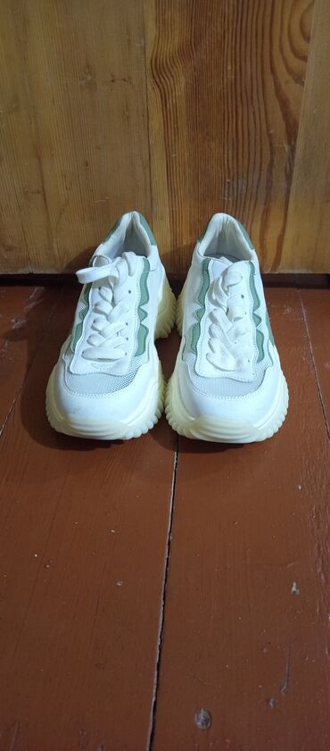 женские кроссовки без задников: Tezedi 1defe geyinilib ayaga boyuk oldugu ucun satilir