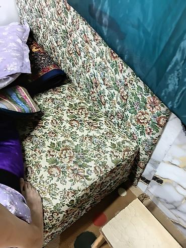 односпальные диваны кровати: Софа/раскладной диван-кровать с высоким мягким изголовьем. - — 3