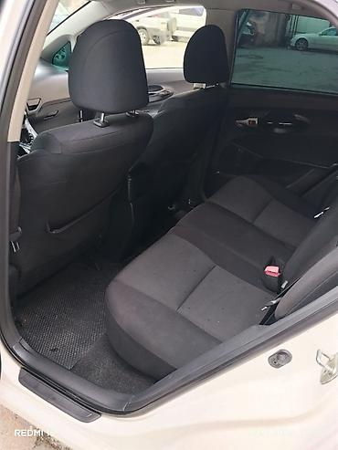 Toyota: Toyota Auris, ağ rəng, hetçbek kuzov. Əsas xüsusiyyətlər: - 5 qapı — 9