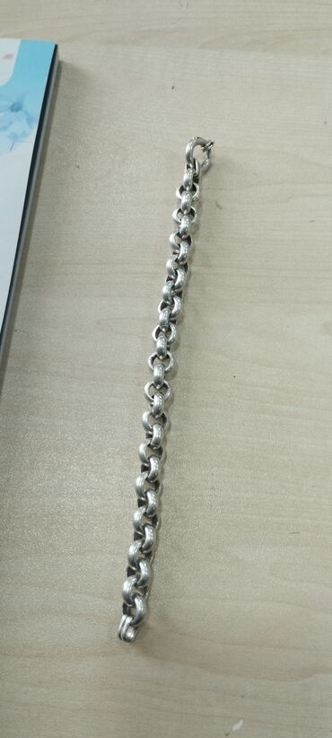 Bilərziklər: Gümüş rəngli metal qolbaq - Material: metal ərintisi, parlaq gümüş