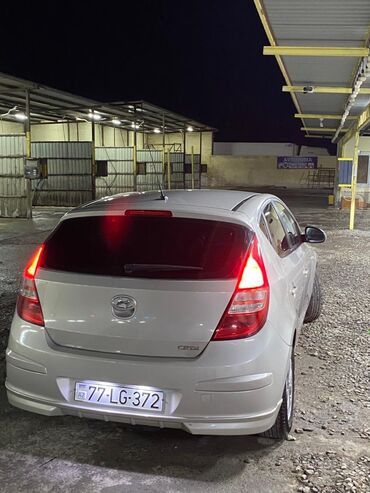 Hyundai: Hyundai i30 CRDi, gümüşü rəng, hetçbek kuzov. Xüsusiyyətlər: - Dizel — 9