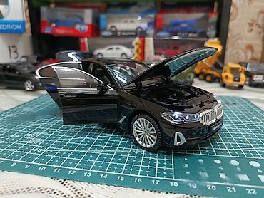 dvd disk: BMW 530Li G30. die-cast model avtomobil - Miqyas: təxmini 1:24 — 2
