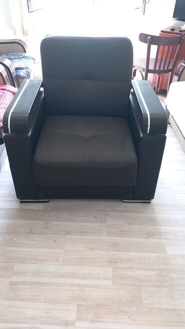 qara kürü: Kreslo, Parça