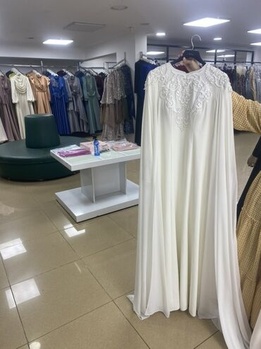 платье футляр с открытыми плечами: Элегантное длинное платье-кафтан цвета айвори. - Свободный силуэт с