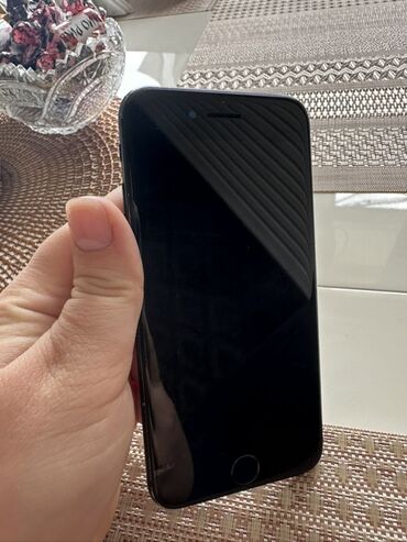 lambirin modelleri: IPhone 7, Qara
